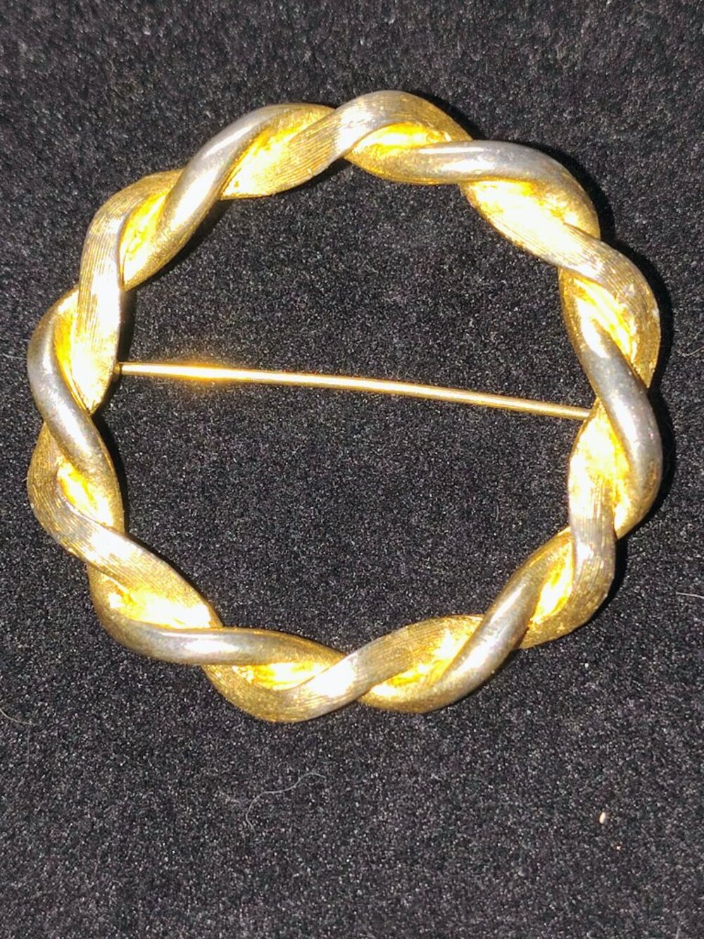 Vintage Two‑Tone Twisted Circle Brooch – Gold & Silver Mixed Metal – 1950s–1980s